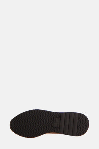 Sneakers blanches de Tommy Jeans, avec sem semelle noire et un profil.