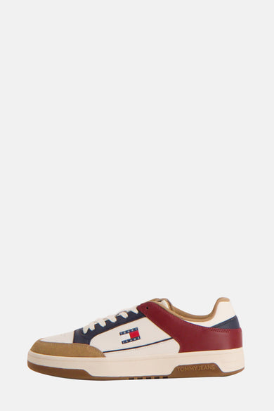 Baskets multicolores de TOMMY JEANS, avec fermeture à lacets et logo sur le côté en vue latérale.