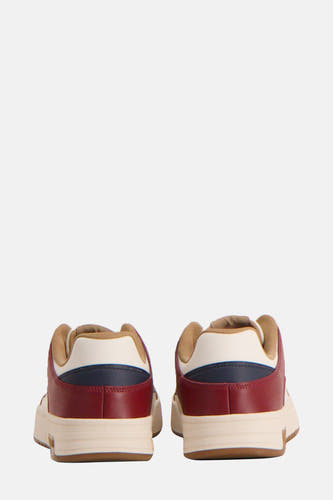 Baskets multicolores de TOMMY JEANS, avec des détails en bordeaux, bleu marine et beige.
