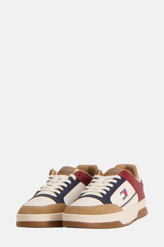 Sneakers multicolores de TOMMY JEANS, avec des lacets blancs et des accents marrons.