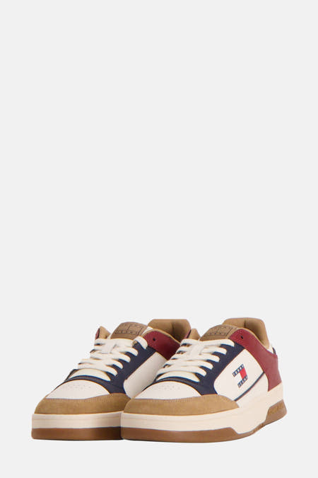 Multikleurige sneakers van TOMMY JEANS, met witte veters en bruine accenten.