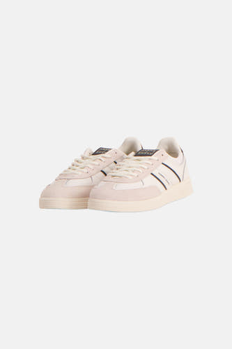 Witte sneakers met beige suède van TOMMY JEANS, met blauwe strepen en logotekst op de zijkant.