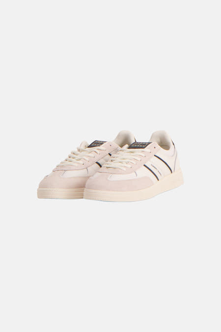 Witte sneakers met beige suède van TOMMY JEANS, met blauwe strepen en logotekst op de zijkant.