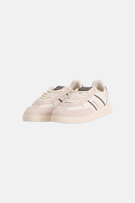 Baskets blanches avec daim beige de TOMMY JEANS, avec des rayures bleues et le texte du logo sur le côté.
