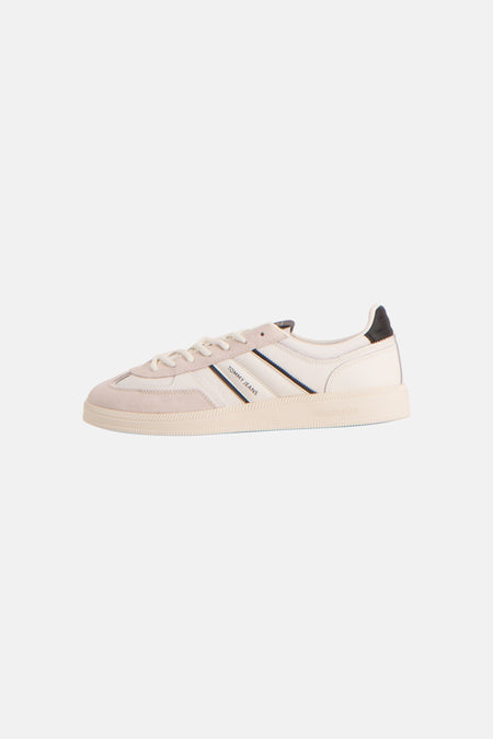 Baskets blanches TOMMY JEANS avec accents en daim, deux bandes bleu foncé avec inscription de la marque et détail noir au talon.