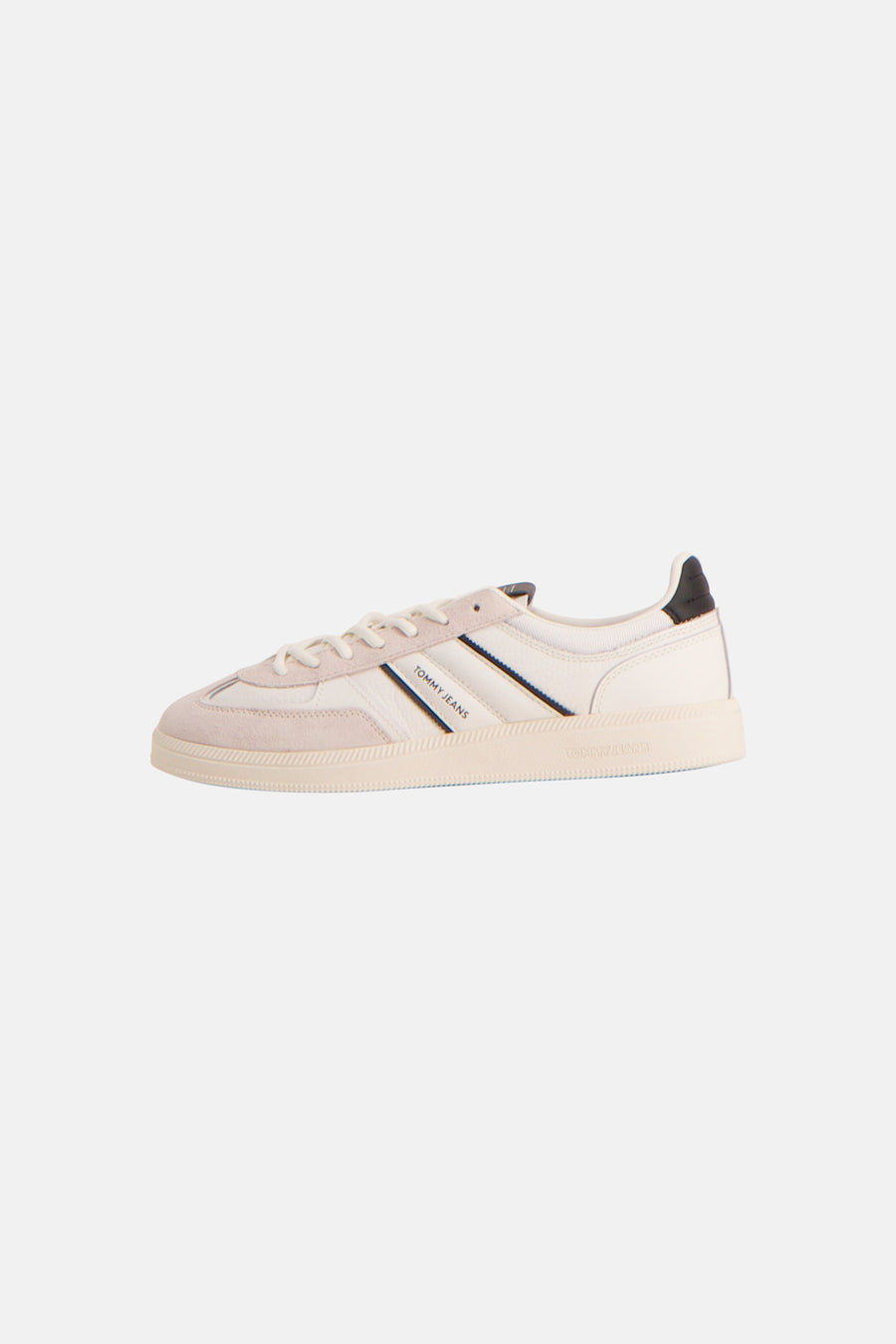 Witte sneakers van TOMMY JEANS met suède accenten, twee donkerblauwe strepen met merkopdruk en een zwart hieldetail.