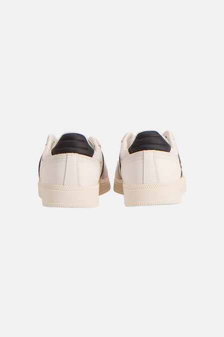 Witte sneakers van TOMMY JEANS, achteraanzicht met zwarte hielstukken en crèmekleurige zolen.
