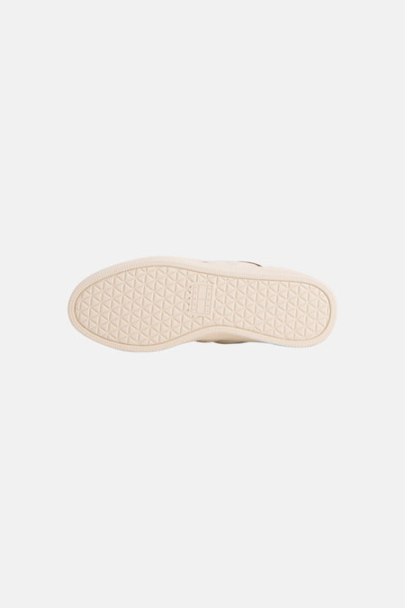 Witte sneakers van TOMMY JEANS, met een lichtbeige zool met geometrisch driehoekig profiel en verticale merkletters.