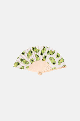 Groene waaier met krokodilprint van EAT MY SOCKS, houten stokken, lichte achtergrond, opengeklapt, bovenaanzicht