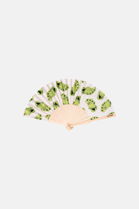 Groene waaier met krokodilprint van EAT MY SOCKS, houten stokken, lichte achtergrond, opengeklapt, bovenaanzicht