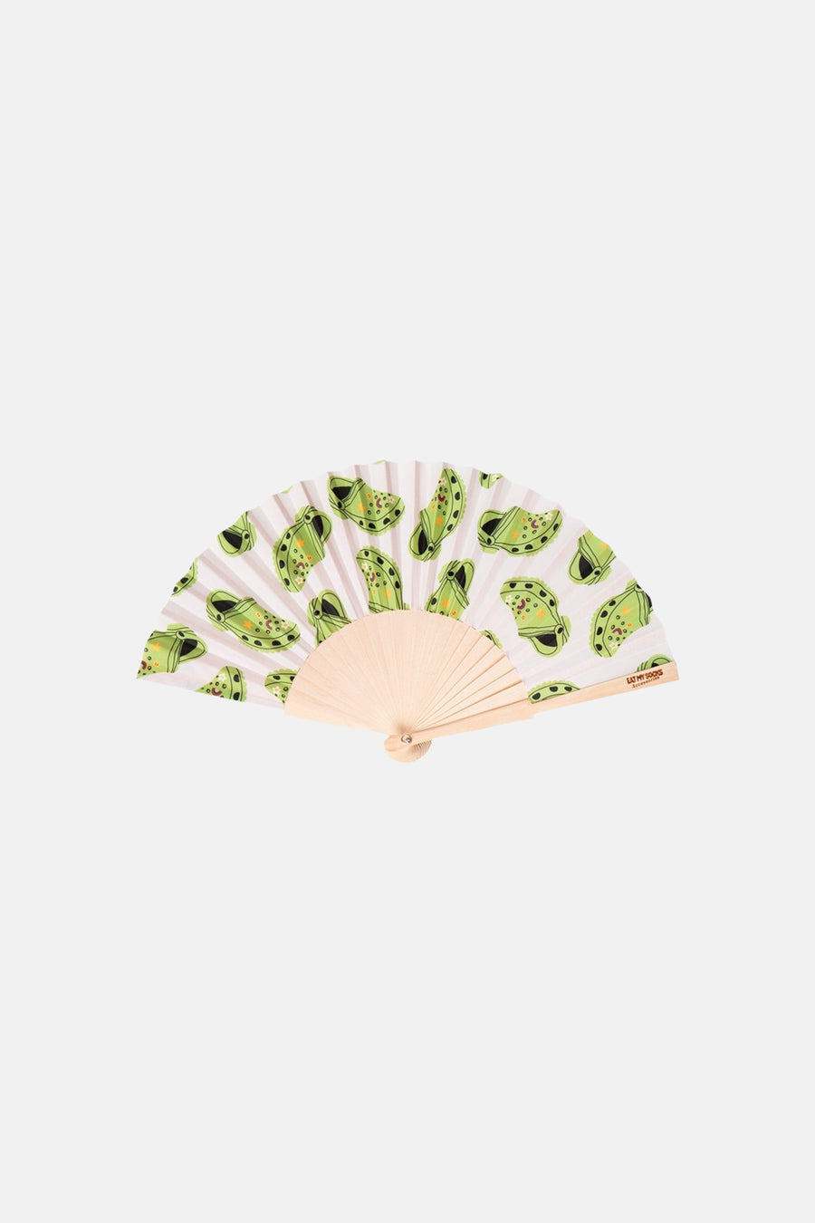 Groene waaier met krokodilprint van EAT MY SOCKS, houten stokken, lichte achtergrond, opengeklapt, bovenaanzicht