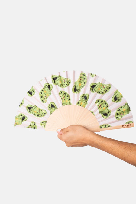 Groene waaier met clogprint van EAT MY SOCKS, houten frame, lichtroze strepen, handgehouwen, lifestyle shot