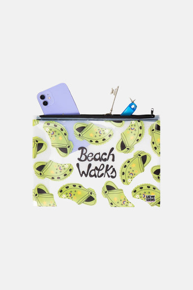 Multicolor toilettas met groene slippersprint en tekst "Beach Walks" van EAT MY SOCKS, open met telefoon en sleutels erin