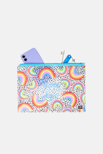 Multicolor toilettas met regenboogprint en stippen, van EAT MY SOCKS, met Happy Days tekst en blauwe rits, gevuld met telefoon en sleutels