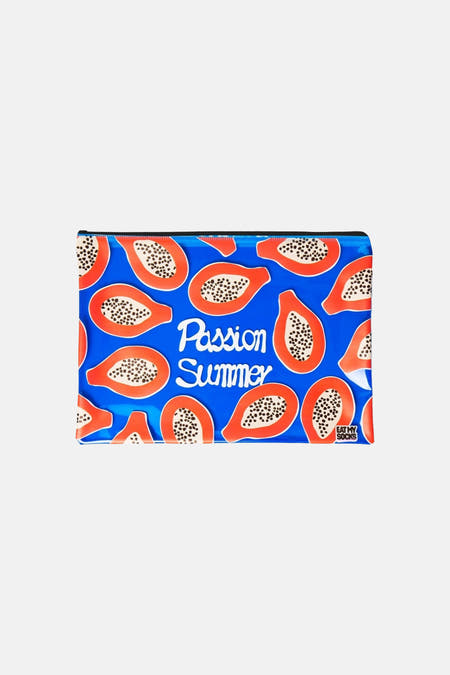 Blauwe toilettas met passievruchtprint en "Passion Summer" tekst van EAT MY SOCKS, front view