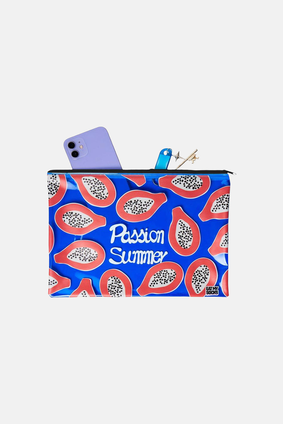 Blauwe toilettas met passievruchtprint en "Passion Summer" tekst van EAT MY SOCKS, voorzien van zwarte rits en gevuld met telefoon en sleutels.