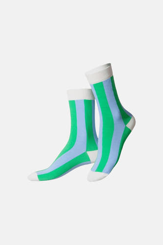 Groene gestreepte sokken van EAT MY SOCKS met lichtblauwe strepen en witte boord en teen, vooraanzicht