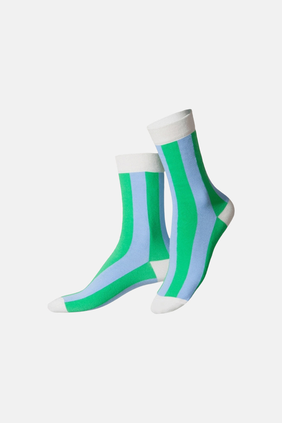 Groene gestreepte sokken van EAT MY SOCKS met lichtblauwe strepen en witte boord en teen, vooraanzicht