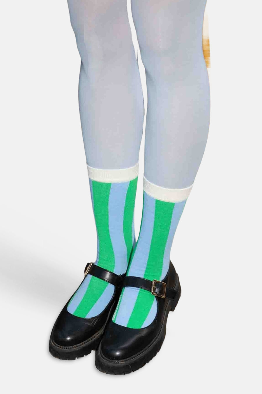 Groene gestreepte sokken met lichtblauwe strepen van EAT MY SOCKS, gedragen met zwarte schoenen en witte kousen, vooraanzicht