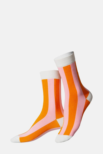Multikleurige sokken van EAT MY SOCKS, met een gestreept oranje en roze patroon en witte accenten.
