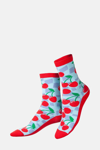 Chaussettes multicolores d'EAT MY SOCKS avec un motif de cerises et des bordures rouges.