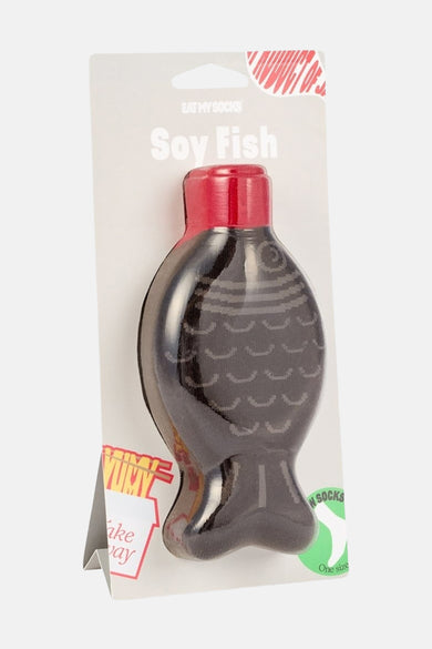 Multikleurige sokken van EAT MY SOCKS, verpakt in de vorm van een sojafles met een vispatroon.
