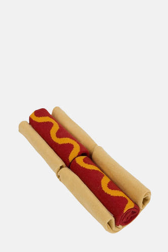 Multikleurige sokken van EAT MY SOCKS, gerold als een hotdog met mosterdmotief.