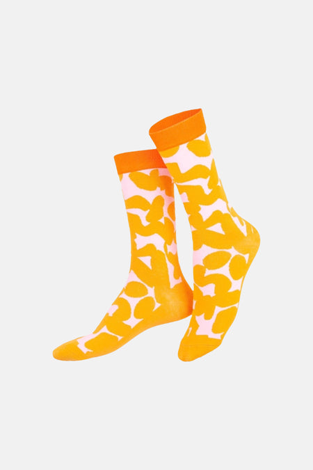 Gele sokken met witte abstracte patronen van EAT MY SOCKS, oranje boord, casual stijl, front view