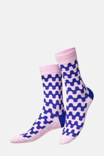 Chaussettes roses avec un motif ondulé d'EAT MY SOCKS, avec des détails bleus et une bordure rose.