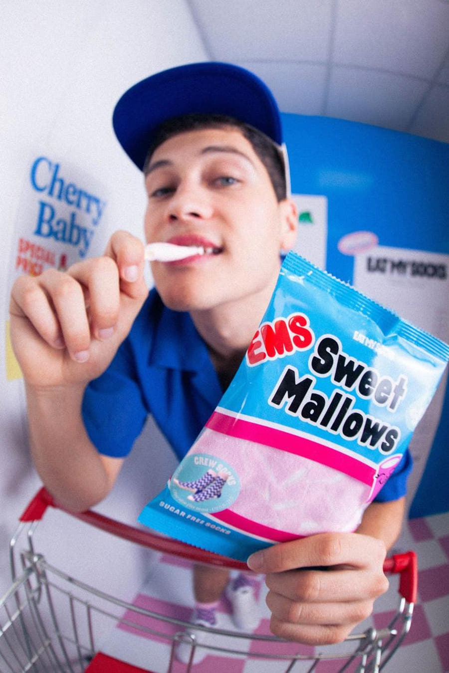 Chaussettes multicolores d'EAT MY SOCKS, visibles dans un emballage avec une impression ludique et audacieuse et portées par un modèle dans un cadre rétro.