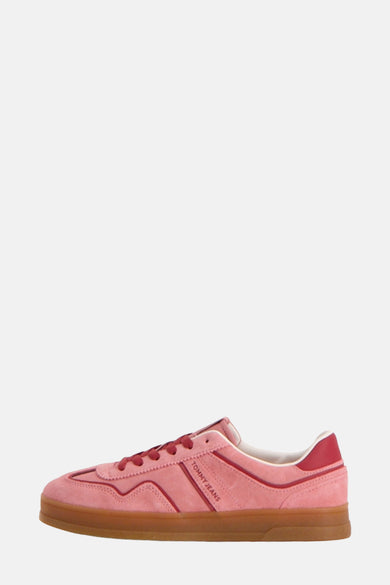 Roze Tommy Jeans suède sneaker met rode details en bruine zool.