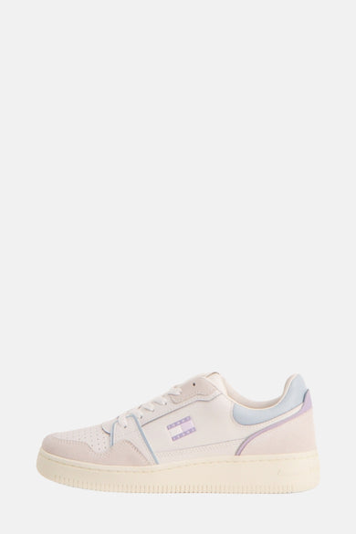 Ecru sneakers van TOMMY JEANS, met pastel accenten en logo detail op de zijkant in zijaanzicht.
