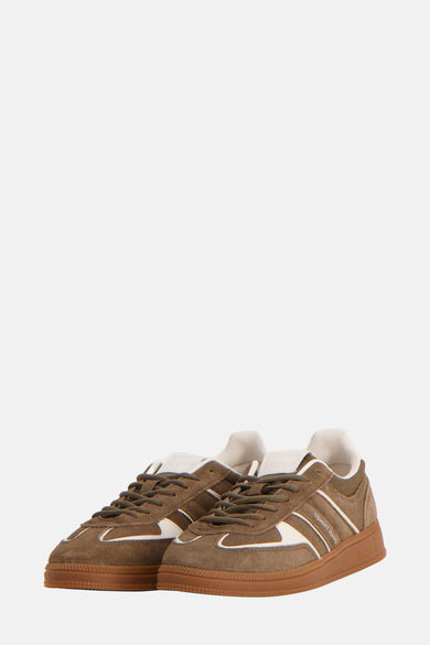 Kaki sneakers van TOMMY JEANS met witte details en een bruine rubberen zool.
