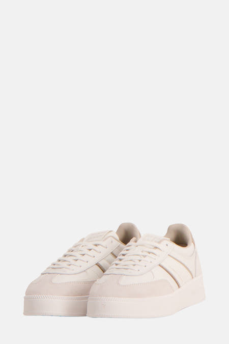 Sneakers beige de TOMMY JEANS, avec des accents marrons et une semelle blanche, vus de dos.