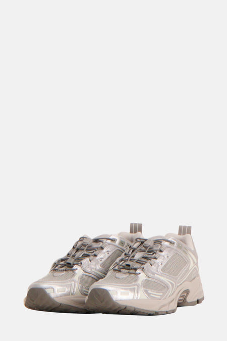 Grijze sneakers van TOMMY JEANS, met veters en een zilverkleurige afwerking.