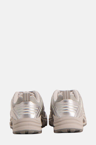 Grijze sneakers van TOMMY JEANS, met zilverkleurige details en een stevige zool, gezien van achteren.
