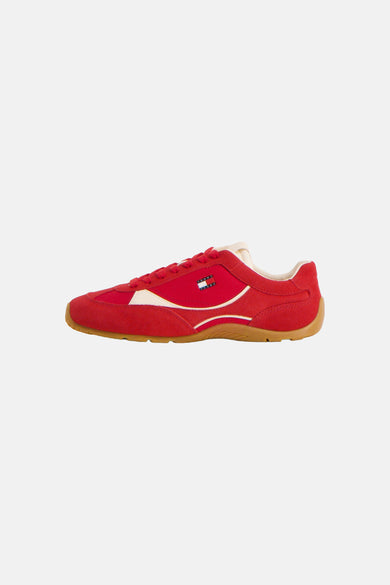 Baskets rouges de TOMMY JEANS, avec une tige en daim et une semelle extérieure en caoutchouc marron.