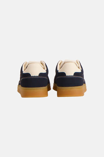 Blauwe sneakers met crèmekleurige hak en gomzool van TOMMY JEANS, achterzijde weergegeven