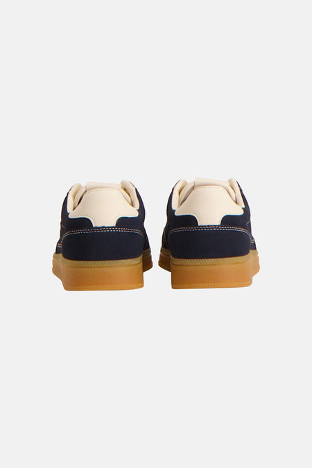 Blauwe sneakers met crèmekleurige hak en gomzool van TOMMY JEANS, achterzijde weergegeven