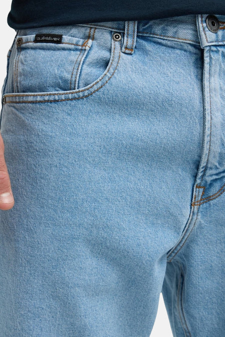 Short en jean bleu clair de Quiksilver, avec une poche à l'avant et des coutures à fil contrastant.