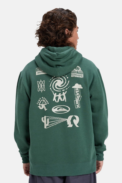 Sweater vert avec capuche Quiksilver, imprimé sur le dos de divers motifs blancs outdoor et logo.