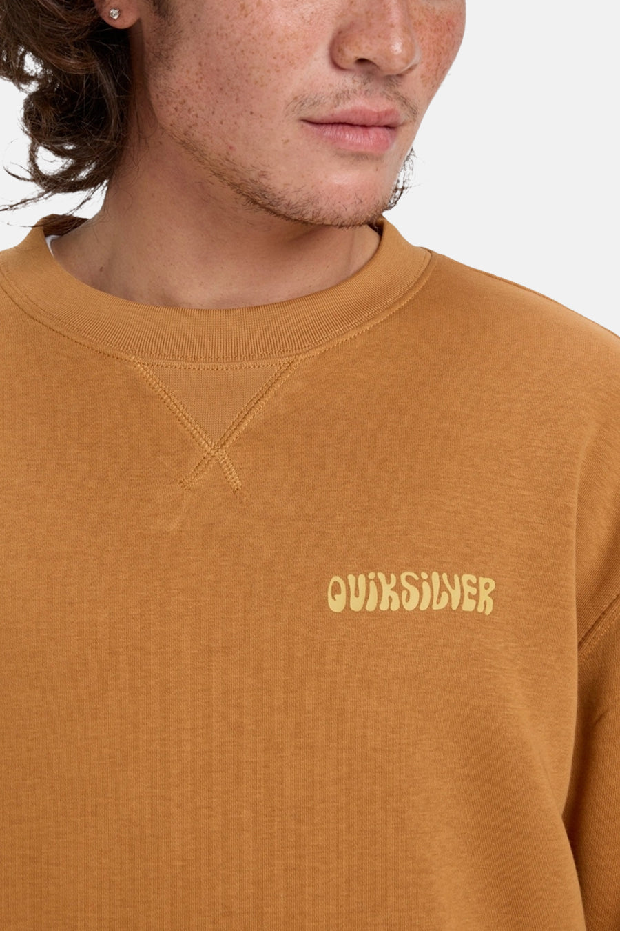 Oranje sweater van Quiksilver met ronde hals en het logo op de borst.