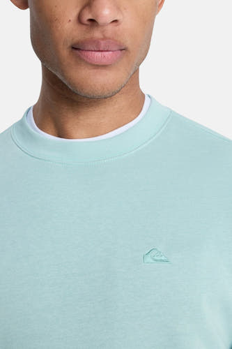 Blauwe sweater met ronde hals van Quiksilver, met klein logo op de borst en witte kraag.