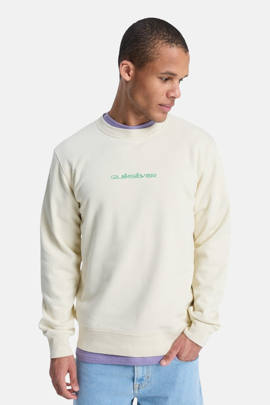 Pull écru Quiksilver, avec un col violet et le logo sur la poitrine.