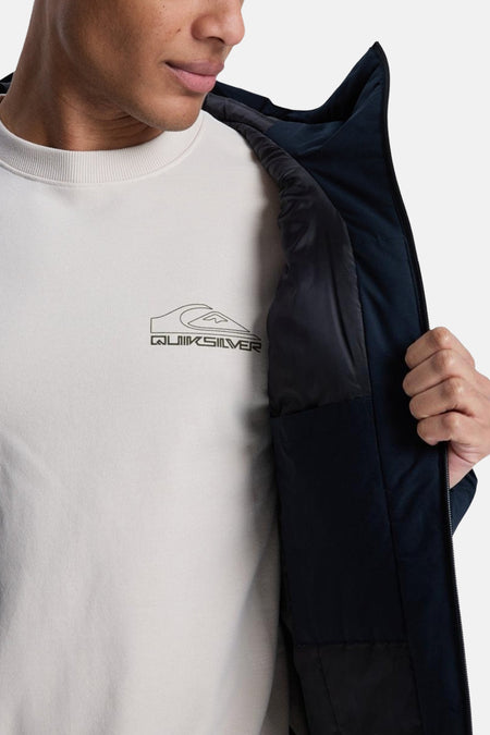 Zwarte korte jas van Quiksilver, met zichtbare binnenvoering en het Quiksilver logo op het shirt.
