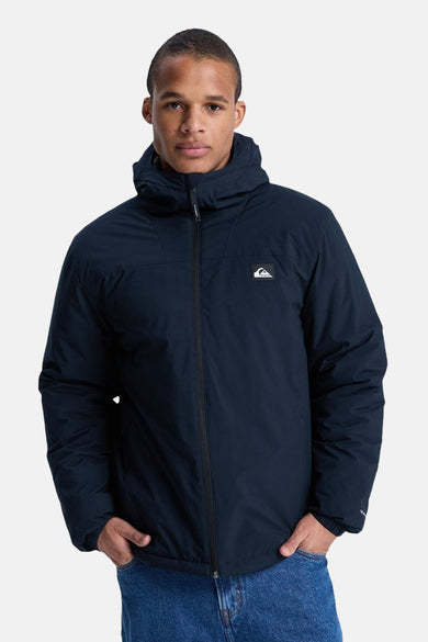 Korte donkerblauwe jas van Quiksilver, met capuchon en een zwarte rits middenvoor.