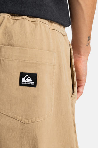 Pantalon beige Quiksilver, avec une poche arrière avec écusson logo et des poches latérales.