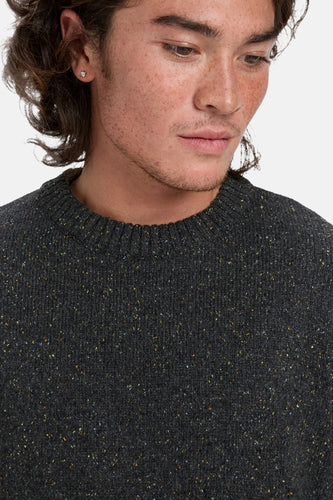 Grijze trui met ronde hals van Quiksilver, met gemêleerd streeppatroon en een fijne ribgebreide textuur.