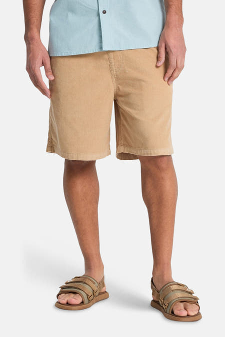 Short beige Quiksilver, vu de dos, avec une texture velours côtelé subtile.
