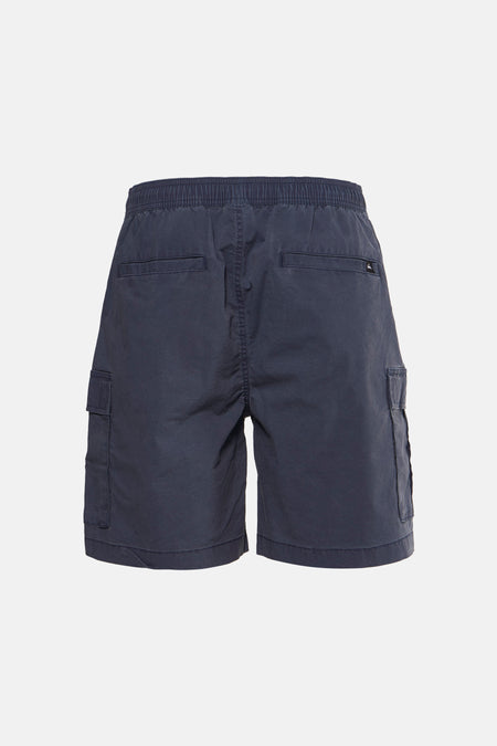 Blauwe short van Quiksilver met elastische tailleband, opgestikte cargozakken, achterzakken en logo, rugzijde.